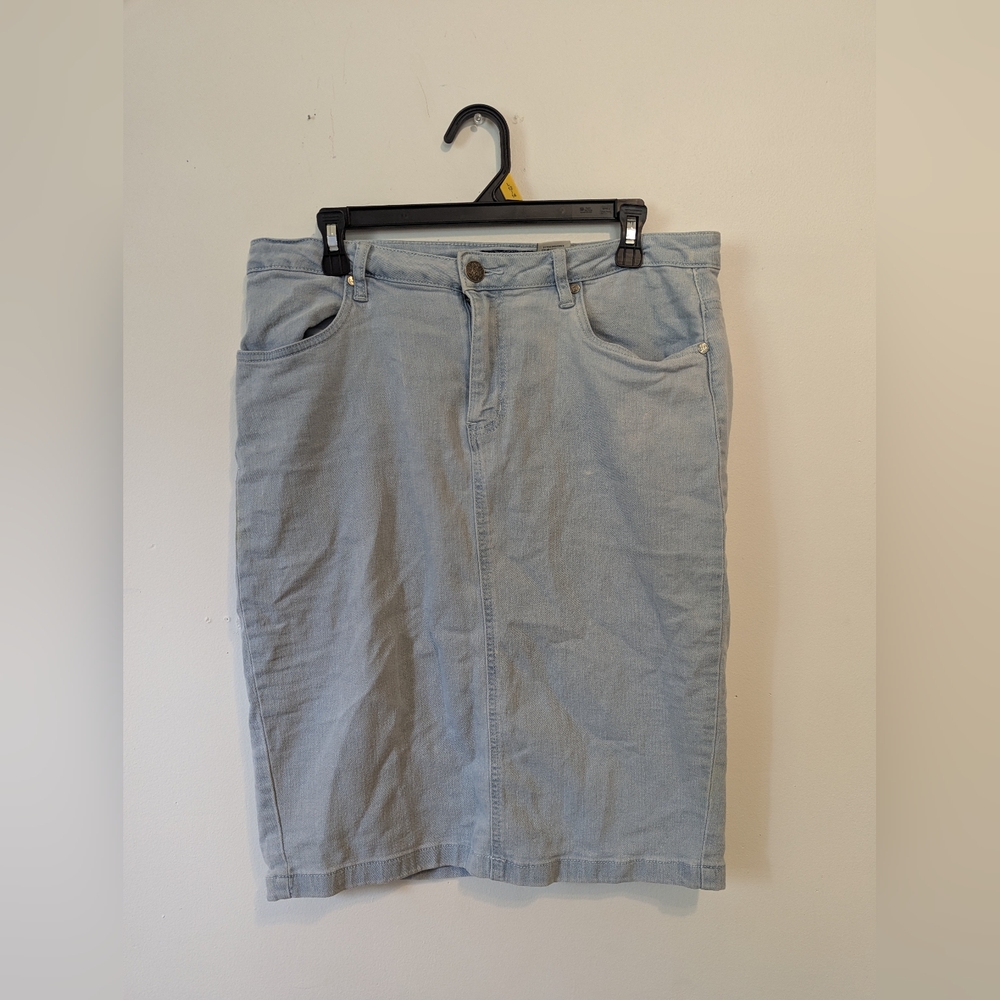 Lightwash stretch denim skirt